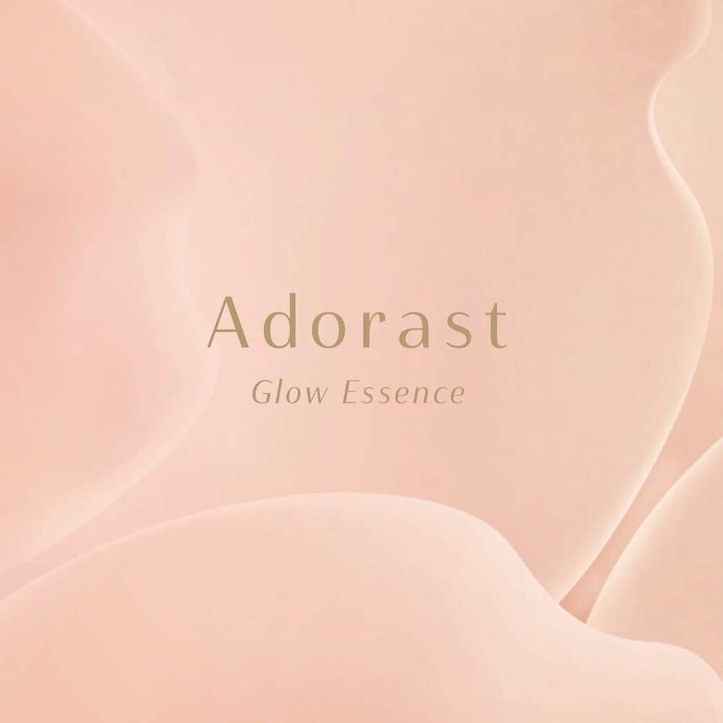 ASUKAさんのインスタグラム写真 - (ASUKAInstagram)「. 以前からお伝えはしていましたが、この度スキンケアブランドを作りました✨  ブランド名は「Adorast」アドラストです。 @adorast_official   約1年かけて、ようやく導入美容液の販売を開始します🌱  10代から20代前半はとにかくメイク！どのアイシャドーがいいとかアイライナーだとかファンデーション探しに明け暮れる日々でしたが、やっぱりそれを使うために1番大事なのは土台のお肌。 それに気付き20代後半からは基礎化粧品に徐々にお金をかけるようになりました。  デパコスやクリニック専売のスキンケアを使ってみたり、そしてインフルエンサーということで様々なスキンケアを試させていただく機会もありました。  そして30代に入り、アンチエイジングが気になりながらのコロナ禍でのマスク荒れ。 人生で一番の肌荒れも経験しました。 何を塗っても良くならない… 肌荒れすると本当に気分も落ちるし私は痒みもあって…ガラッと化粧品を変えてみたり色々試すタイミングでもありました。  そんな中でよりいっそう自分が欲しい成分を詰め込んだものを作りたい！という気持ちが芽生え、今回のプロデュースに至りました🌱  まずはお肌にとって一番大切な「保湿」。 私のスキンケアで欠かせないキーワードです。  導入美容液は前回アンケートを取って使ったことないっていう人も案外多くて驚いたんだけど。  まずは使ってみて欲しい😂  とにかく私が入れたい成分を詰め込みました！ そしてできるだけ優しい処方でかつ他のスキンケアの邪魔をしないように。  そしてゆらぎがちなお肌のバリア機能も高めてくれるように。  導入美容液を使うとその後に使うスキンケアの浸透も良くなります。 せっかくいい物を使うならしっかりお肌に届いてほしいよね🥺  そんなブースター機能も兼ね備えた高機能美容液です✨  透明感のあるゆらぎに負けないお肌を目指して✨  5/14 @adorast_official のプロフィールに公式サイトを載せますのでそちらからご購入いただけます💐  #adorast #アドラスト #美容液 #導入美容液 #スキンケア #基礎化粧品 #スキンケアマニア」5月13日 20時46分 - a.asuka.a