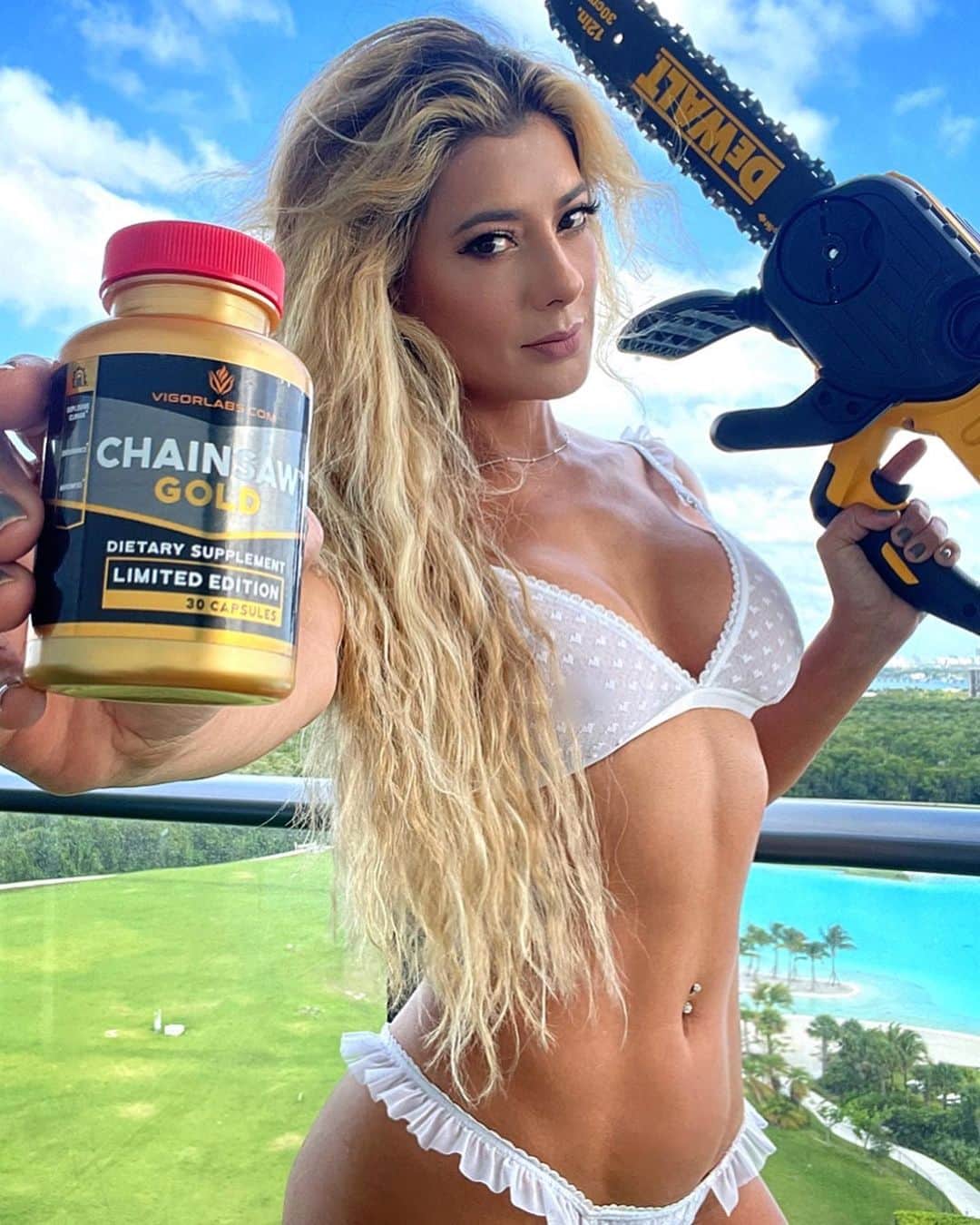 Vivi Castrillonさんのインスタグラム写真 - (Vivi CastrillonInstagram)「On Friday the 13th B I G G E R things are supposed to happen... Maybe you'll get some!  Use my code CHAIN60 for 60% OFF @vigorlabs (Valid for Chainsaw Brands Only) : : WWW.VIGORLABS.COM @vigorlabs  #vigorlabs」5月14日 7時07分 - vvcastrillon