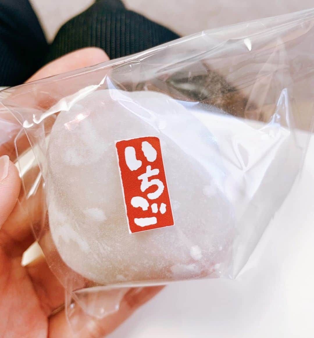 深川麻衣 のインスタグラム：「最近はいちご大福ハンターと化していまして、同じくいちご大福が大好きなスタッフさんとお仕事が一緒になった時に、みんなでおいしいお店の情報共有をするのが密かなブームです。笑 皆さんのオススメもありましたらぜひ教えてください🙆‍♀️🍓」