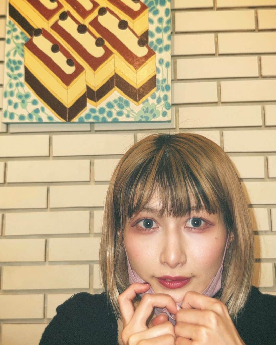 仮眠玲菜さんのインスタグラム写真 - (仮眠玲菜Instagram)「謎のケーキと  #ee35film #喫茶店 #喫茶店巡り #半額 #刺身 #鶏肉の塩麹味噌焼き #グミッツェル #夜ご飯」5月13日 23時05分 - amai_re_re