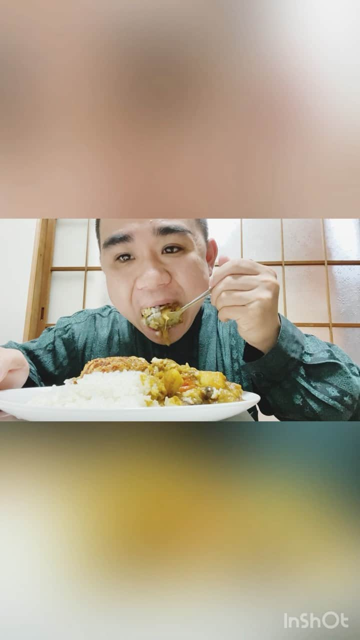 藤本秀星のインスタグラム：「コロッケカレーライスを食べるだけの動画  #料理  #飯テロ  #ニュートンズ #カレーライス #カレー #コロッケ #ビール #自炊 #自炊記録  #自炊男子」