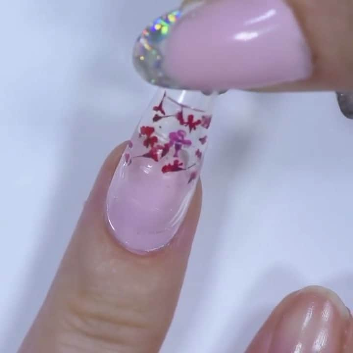 NailsVideosのインスタグラム：「Flower nails by @yagala 🌸」