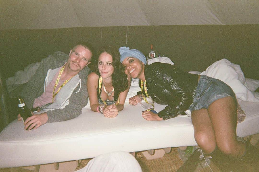 カヤ・スコデラリオのインスタグラム：「Found an old disposable camera…   V Fest circa 2012/13   Love you  @lalahope12  @josephdempsie   🤍」