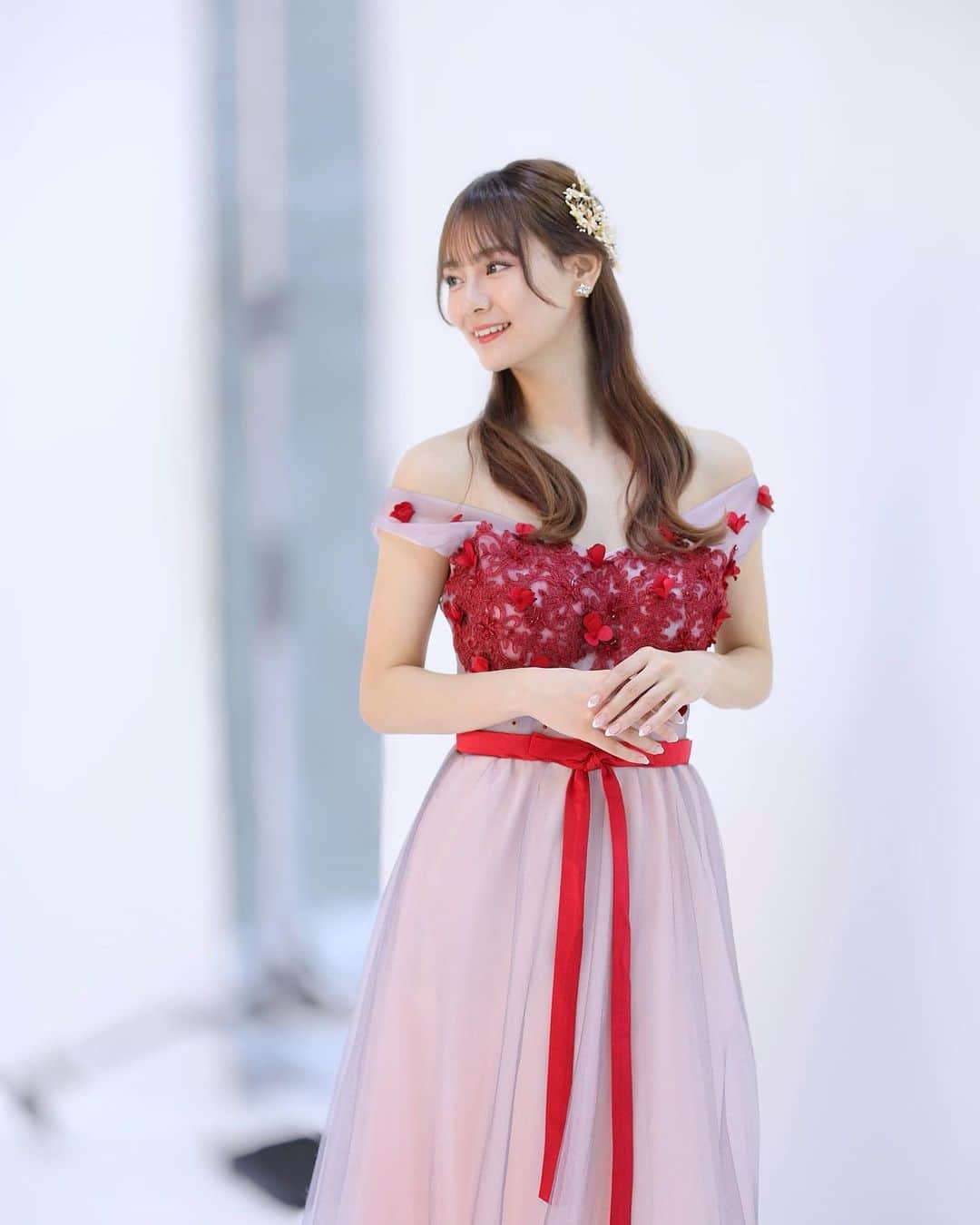 池松愛理のインスタグラム：「今回の生写真はドレスです♡。 赤にしました💐  明日は、おおさかです。 大阪の皆さんぜひ宜しくお願いします🫧」