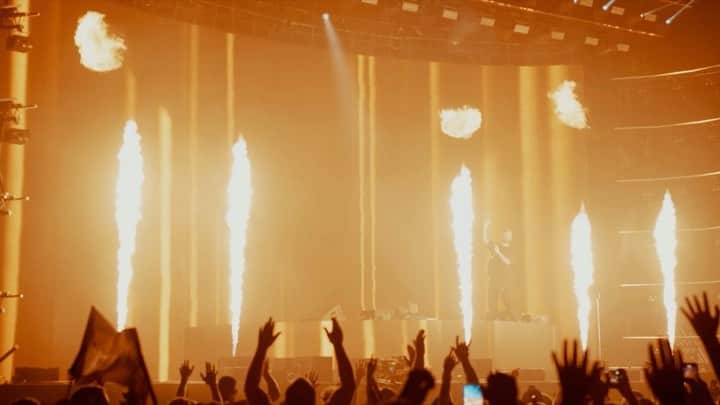 R3habのインスタグラム：「Turn the lights down low out now @timmytrumpet 🔥🔥」