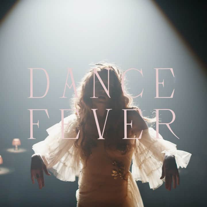 フローレンス・アンド・ザ・マシーンのインスタグラム：「The new album Dance Fever is out everywhere now 🌕✨ Link in bio. Happy Friday 13th🩸」