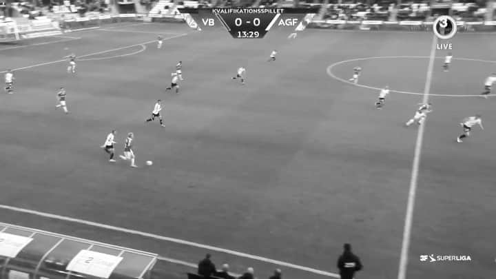 ミーコ・アルボルノスのインスタグラム：「Don’t move 🎯⚽️」