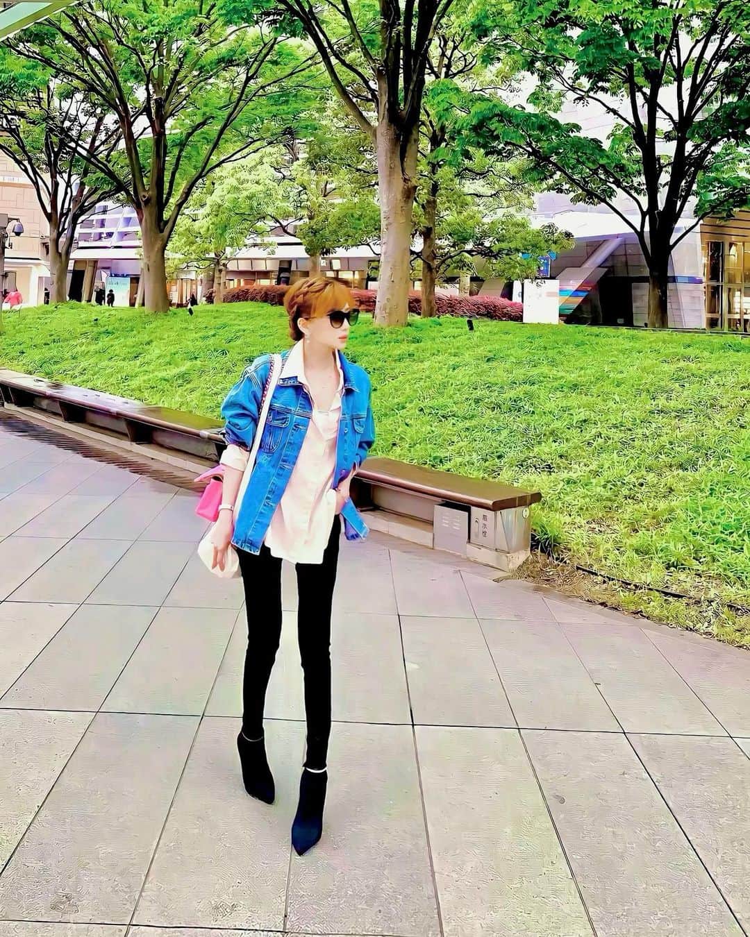 加賀美早紀のインスタグラム：「💛  #黒スキニー #デニムジャケット #ファッション #春服 #fashion #coordinate #ootd」