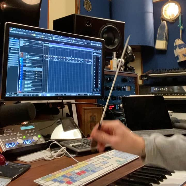 ジェシー・カーマイケルのインスタグラム：「Keeping time conducting exercise. Make a click track that that leaves out 1 beat then 2 beats then 3 then 4 etc up to 2 full bars of silence…Or more?! This is 120 bpm.」