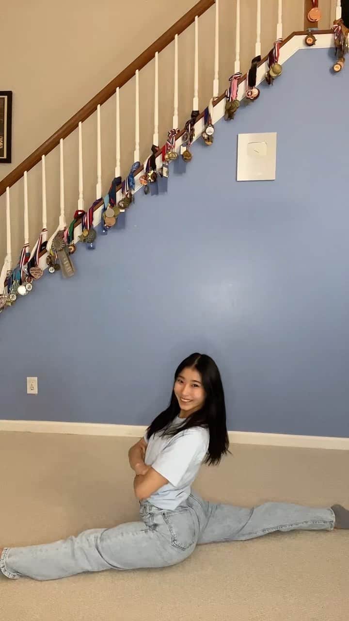篠原枝令菜のインスタグラム：「I did this back in middle school, and my pants ripped 😅 don’t try this at home guys lol   #splits #flexibility #fitness #challenge」