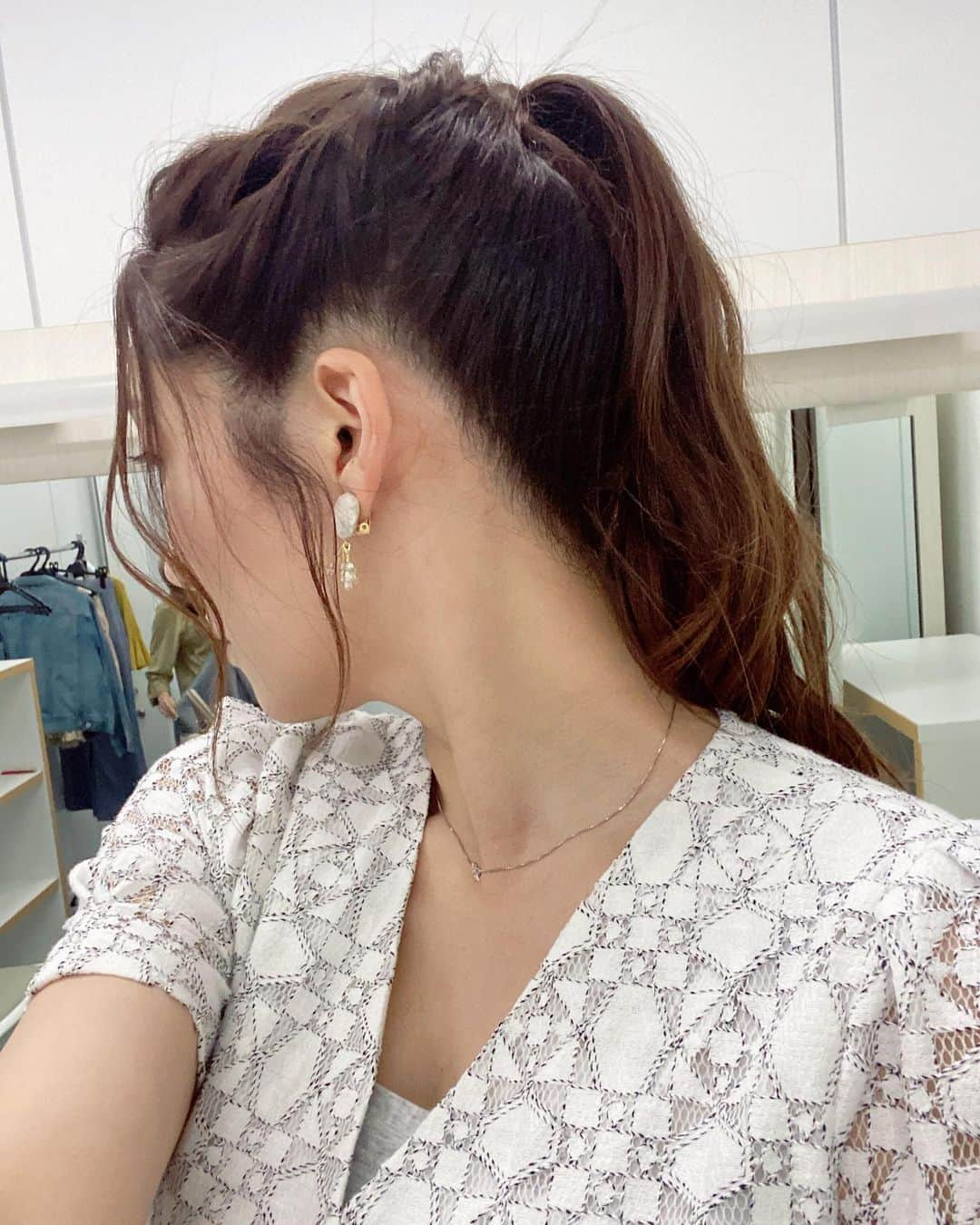 穂川果音さんのインスタグラム写真 - (穂川果音Instagram)「hair style  ポニーテール♪  earring→ @nemu.accessory  　#ヘアスタイル　#ヘアアレンジ　#アレンジポニーテール　#ポニーテールアレンジ　#アップスタイル　#hairstyle #hairarrange #イヤリング　#earrings  #ミディアムロング　#春コーデ　　#5月コーデ　#ロングポニー #お天気キャスターコーデ　#アベプラ　#abema #穂川果音 #高めポニーテール」5月14日 15時31分 - hokawakanonn