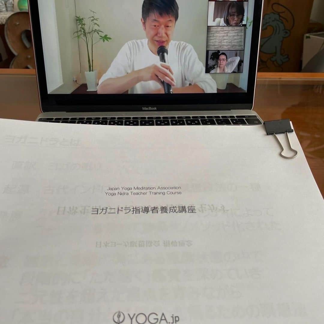 のインスタグラム：「私のヨガの師匠、綿本彰先生 @akirawatamoto 🧘‍♀️✨  彰師匠のヨガニドラのティーチャートレーニングを受け、修了証をいただきました✨  ヨガニドラは、仰向けで横になり、足の親指から頭のてっぺんまで全身身体の隅々までボディースキャニングしていきます😌起きてるのと寝てる間のまどろみの感覚の中、身体や心の緊張をほぐしていく✨  ヨガニドラは、サンスクリット語で眠りの瞑想🧘‍♀️ストレスを手放して、ホントのありのままの自分に気付く😌最高な瞑想法🧘‍♀️  我が家の沖縄のスタジオ 『アールチャンバ』で、ヨガニドラのレッスンも開催していきまーす🤩ちょいとバタバタで最近レッスン出来てなかったので、またレッスン決まったらお知らせします💛  #yoga  #mystudio  #okinawa  #okinawalife  #beachlife  #yoganidra  #meditation  #瞑想  #綿本彰師匠」