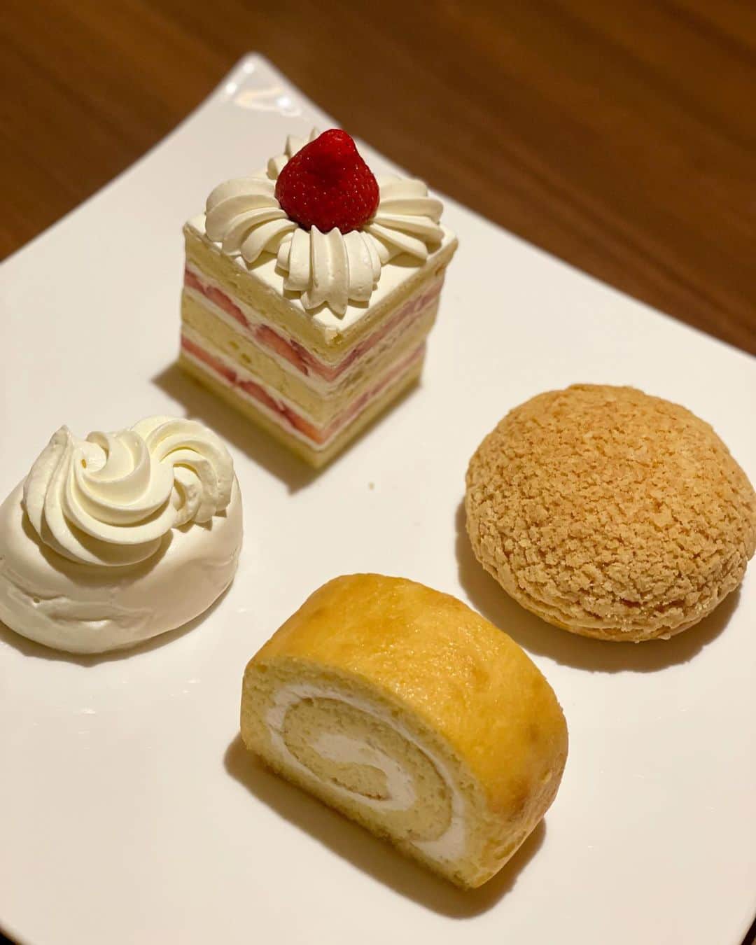 沢瀉美緒さんのインスタグラム写真 - (沢瀉美緒Instagram)「※ Cakes 🎂  . お世話になりっぱなしの大好きな先輩の お誕生日に、いろんな種類の🍰を💛 . 素材にこだわった @shizukalabo の ケーキたち💕 . レアチーズケーキの美味しさに悶絶 しました🤭 . 会社を離れても仲良くしてくださる 元同僚の皆様、これからもよろしくお願いします💛 . . #シヅカ洋菓子店 #シヅカ洋菓子店自然菓子研究所」5月14日 15時45分 - mio_omodaka