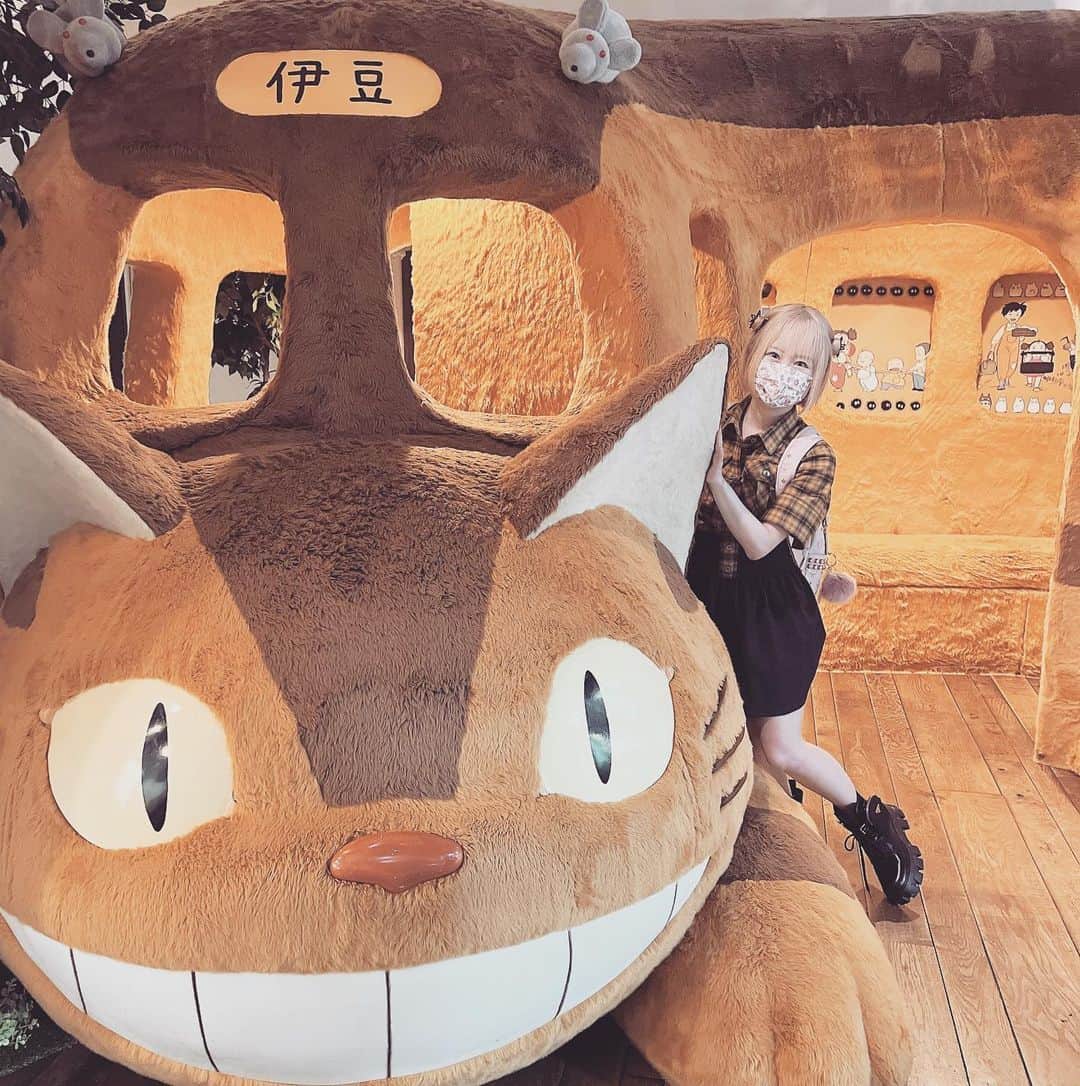 みのりんのインスタグラム：「So who’s on board with me? 😉 伊豆のテディベアミュージアムにあった猫バスかわいすぎる💕  #totoro #トトロ　#ghibli #猫バス　#ジブリ」