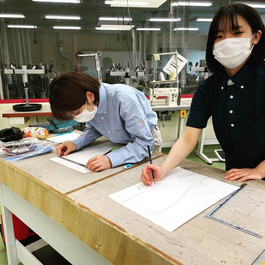 はいてくPOさんのインスタグラム写真 - (はいてくPOInstagram)「北海道ハイテク義肢装具士学科 １年生　装具基本工作技術  新しい実習着も届き本格的に実習開始です❗️  皆慣れない作業ばかりの中、頑張っております😄  みんな真剣な表情ですね😁  #北海道ハイテク #義肢装具士学科 #義肢装具士 #装具基本工作技術 #ピカピカの1年生  #フレッシュいちねんせい」5月14日 10時01分 - hhtpo