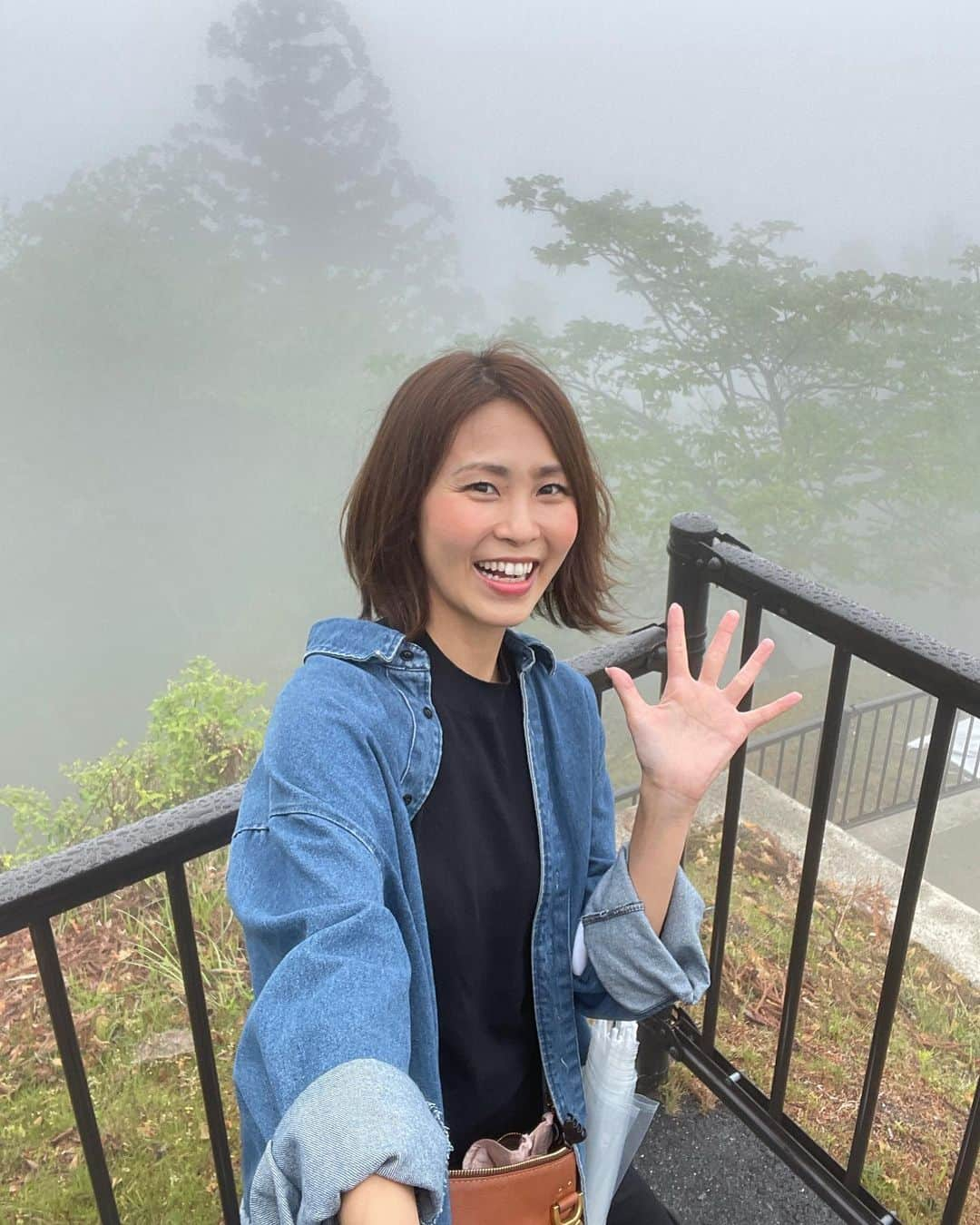 坂元美香さんのインスタグラム写真 - (坂元美香Instagram)「#坂元弾丸一人旅 ！  ②比叡山へ向かう  大阪→京都→JR湖西線に乗り換え→比叡山坂本 バスに乗り終点のケーブル坂本駅へ。  私はこの登録有形文化財の駅舎がすごく好きで なんか懐かしいような落ち着く気持ちになります。 コンクリートの床がたまらなく好きです。 ここで往復チケットを買って ケーブルカーに乗るのを待つのですが 30分に1本しかない上に 出発5分前になるまで改札に入れないので 自撮り棒で写真撮る練習して遊んでました😆  坂本ケーブルは、日本最長2025mもあり 終点の延暦寺駅に到着するまで10分くらい。 ケーブルカーから見下ろす景色には琵琶湖が広がり わぁ✨てなります😃  でも上に行くにつれ霧が出てきて 終点に到着して降りたら一面真っ白！  11:41 ケーブル延暦寺駅到着  いつもなら見える絶景の琵琶湖も 何も見えませんでした🤣  そして、やはりお山の上は寒い！ 家から持ってきた極暖をデニムの下に着て かなりダサめだけど誰にも会わないだろうし…🤫  行き先も見えぬ濃い霧の中 坂元は次の目的地へと進みます！  旅はつづく…  #比叡山鉄道 #坂本ケーブル #ケーブル坂本駅」5月14日 10時29分 - mika_saka