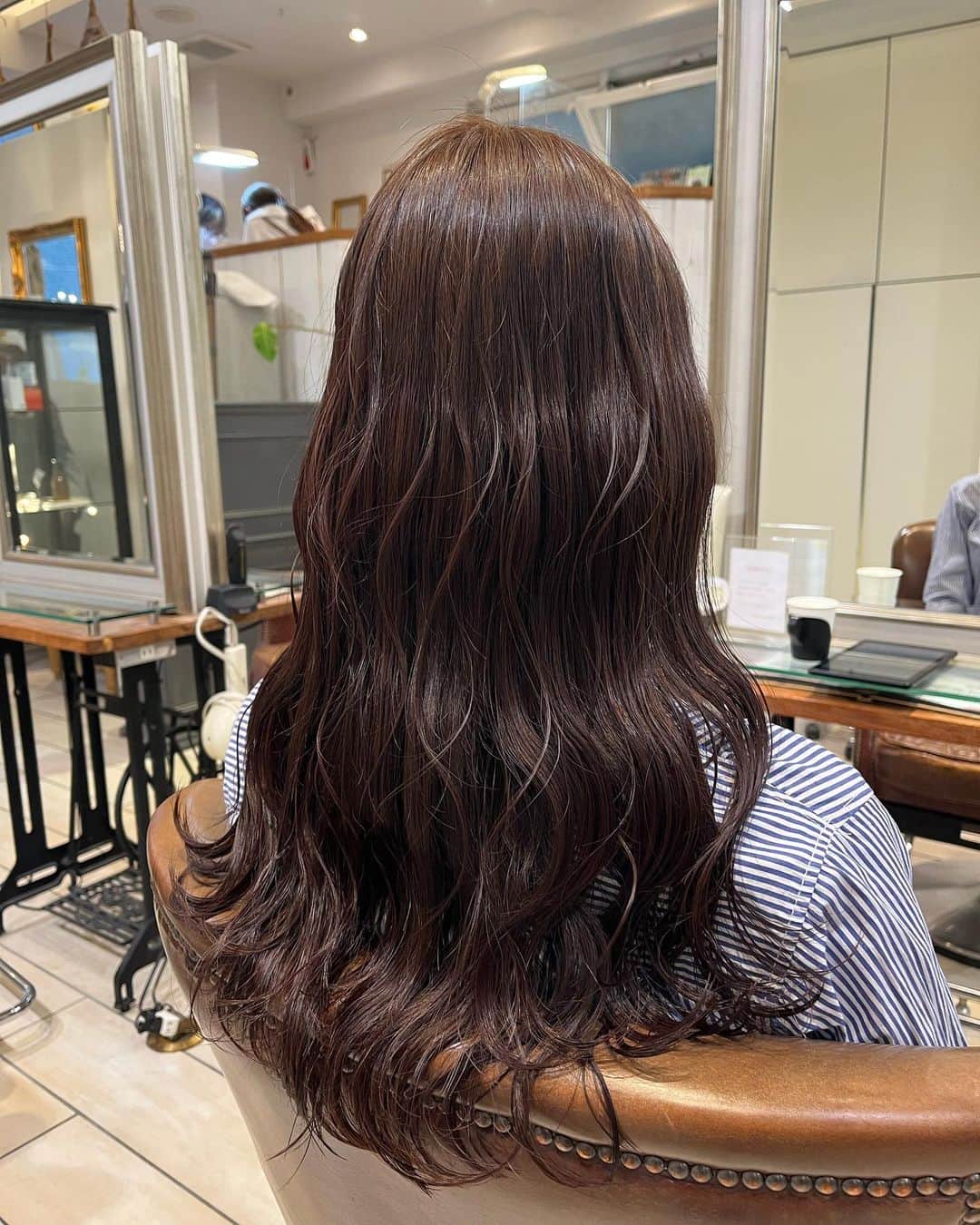 のインスタグラム：「. . 先日ライブ前に美容院行ってきた💇🏻‍♀️  行きつけサロンNeolive tiaLa下北沢店さん🍀  髪の毛逆プリンになってたから 全体統一にしてもらったのと ラメラメトリートメントしてもらったよ✨  ウェーブ巻き 自分じゃ出来ないけどかわいい💕  せっかく美容院で綺麗にしてもらって 超サラサラなのに 湿気でここ数日髪が広がっちゃうのぴえん🥺 . . . #美容 #hair #ウェーブ巻き #美容院  #下北沢 #ラメラメトリートメント #トリートメント #美髪 #ヘアケア #清瀬汐希」