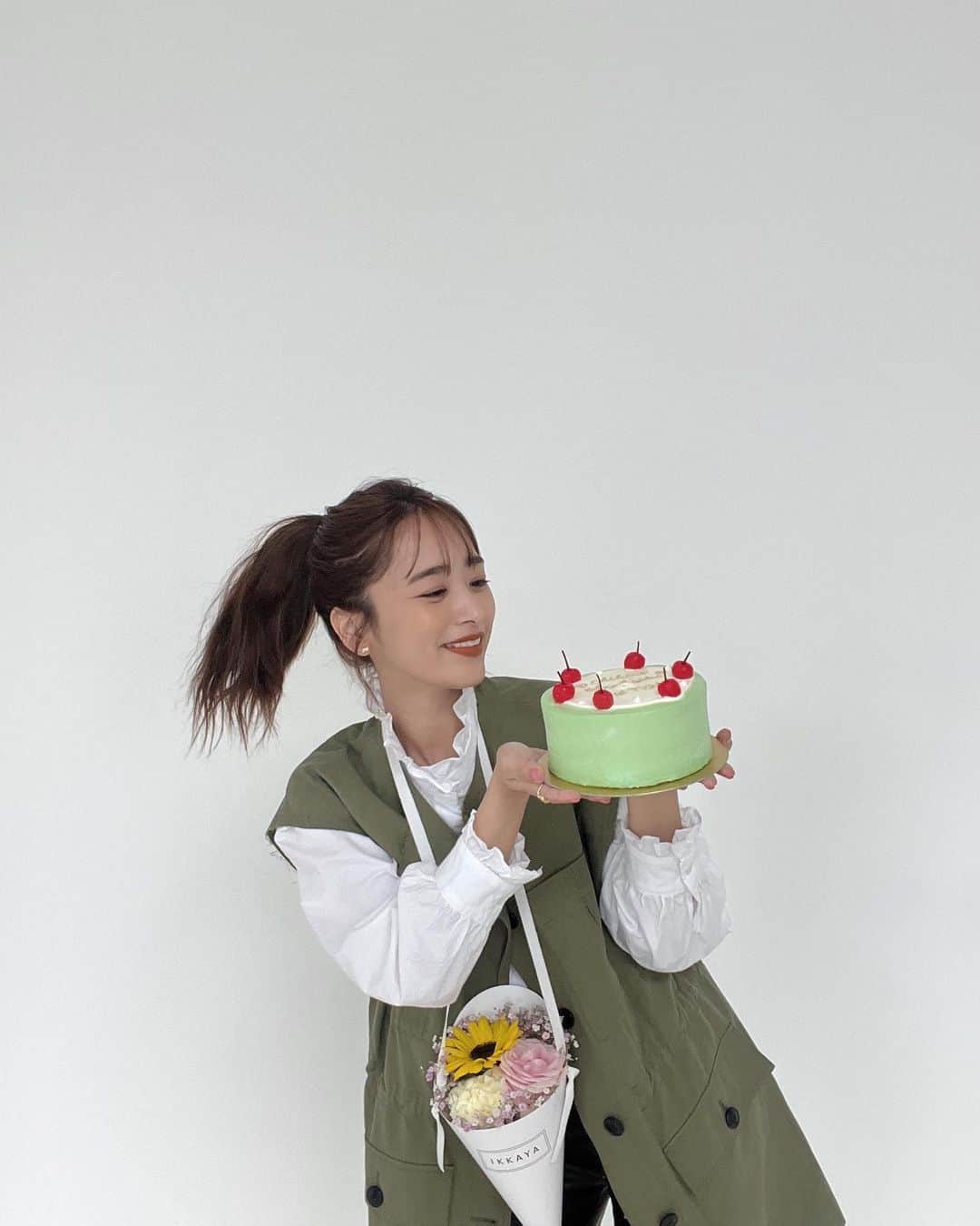 近藤千尋のインスタグラム：「おはようございます🌞💕 土曜日ー！！！お休みだー！！！😍 朝から洗濯やら掃除やら 子供達の靴洗ったり 家の中を駆け抜けております😂😂 (昨日マッコリ飲んで コンソメパンチ食べて家事サボった自分が悪い)  昨日は　@tokyogirlsmarket_official  の撮影の最後にケーキを頂きました🥹 ありがとうございます🥹❣️  可愛くてプチプラなお洋服を たーくさんセレクトさせてもらってるので 是非チェックしてね🤍  昨日私服で着てたこの白ブラウスも TGMのアイテムだよん🤭」