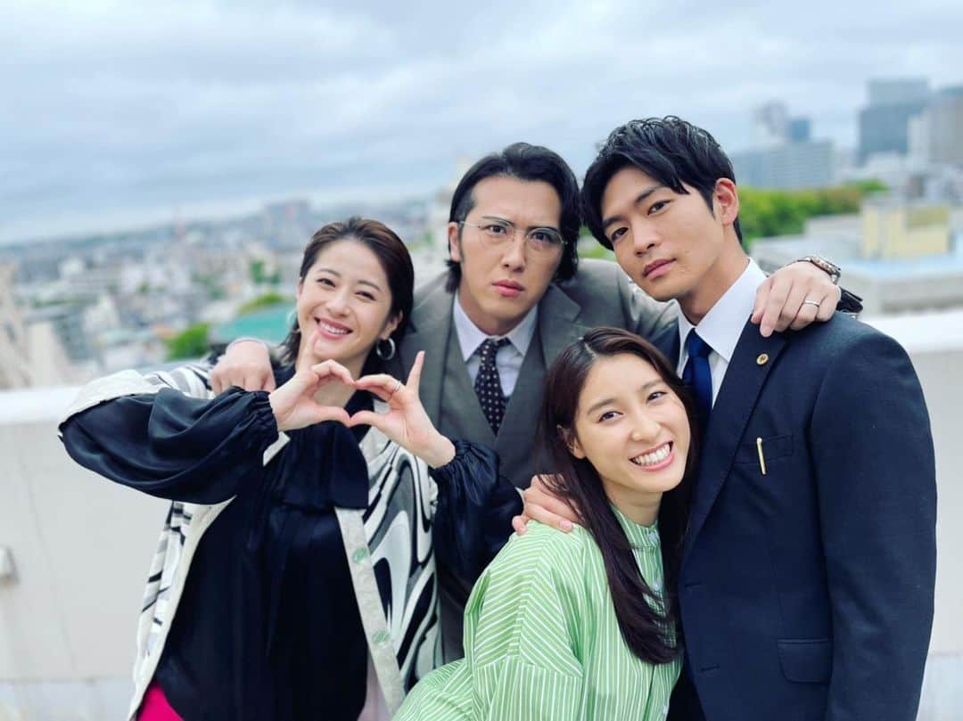 松本若菜のインスタグラム：「やんごとなき一族も先日で４話を終えました。 毎話、クセ強キャラが登場していますね。 来週は？どうなのかしら？  実は仲良し4人組。 ここだけの内緒だよ🤫  松本のハートが激ダサ  #やんごとなき一族 #土屋太鳳 #松下洸平 #尾上松也」