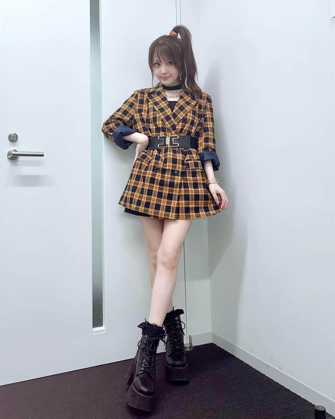 のインスタグラム：「. きのうは【クロちゃんとクルーちゃん MIDNIGHTスペシャル】でした🙂✌️ 衣装はこんな感じ♩  この服 かわいい🧡🥺 おNewのチョーカー(どっかのサイトw)と初めてSHEINで買ったネックレス✧ ・‥…━━━☞・‥…━━━☞ #れーなこーで #ボートレース #AbemaTV #EGOIST #SHEIN #photo」