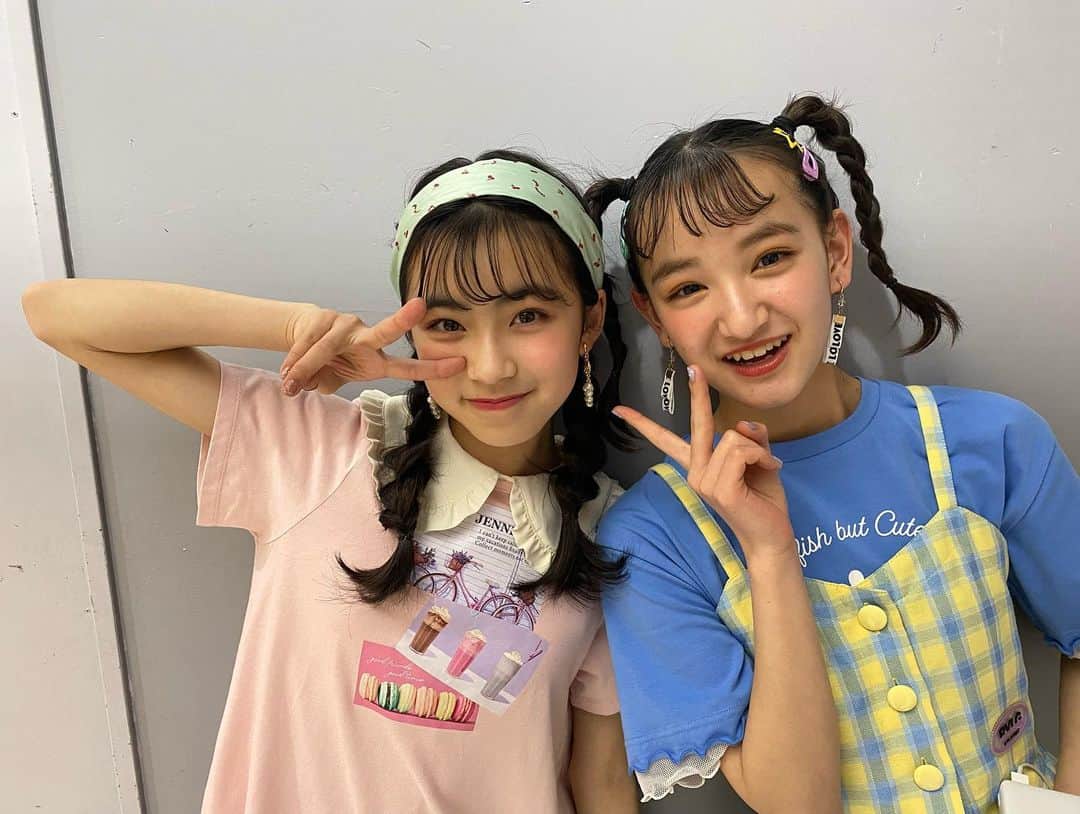 ニコ☆プチのインスタグラム：「. . ヒヨリとリナの 仲良し姿をキャッチ👾🫰 . #川口莉奈 #白水ひより #ニコプチ」