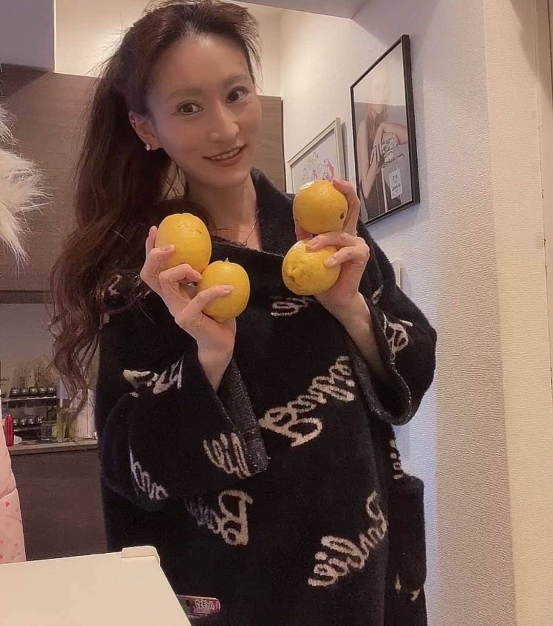ささきえりのインスタグラム：「レモン10kg 仕入れました🍋  #レモン #玄関 #新鮮なフルーツ #健康生活 #腸内環境改善」