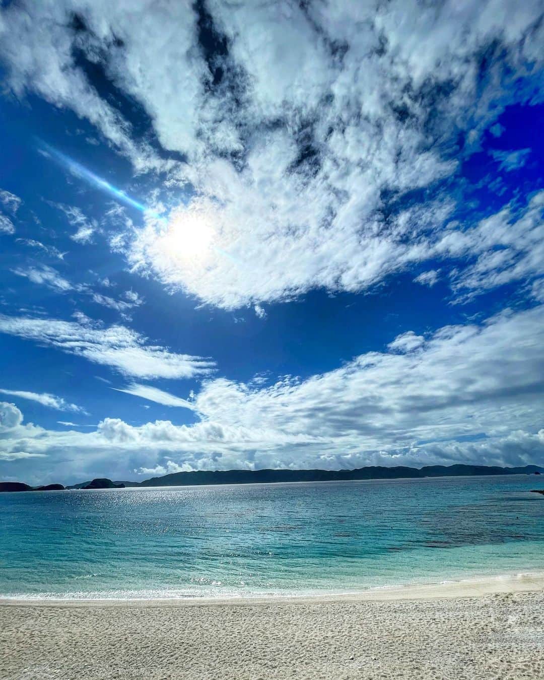 NAHOのインスタグラム：「#beautiful #furuzamamibeach 🏝 . . 2週間こっちに住んで毎日濃厚な日々を過ごした後、 なちは本島でやらなきゃいけない事があって、 いったん島を出る日の朝のビーチの景色🌏✨ . . 夜から朝までほんとにびっくりする位の豪雨だったのに帰る時にはこーんなに綺麗なお顔を見せてくれました🌞🌈♡ たくさんの事がいっきに想い出おこされてね、 朝からこの景色を眺めながら1人で感動していた🥺❤️ . . っていってももーすでに座間味へ出戻りました🤣🌺w 心のままに生きるのたいせつーっ🕊♡ Every day is fun✌️🌈💓 . . . #NAHO  #zamami #zamamiisland #beach #naturephotography #nature #naturelovers #earth #慶良間ブルー #座間味島 #座間味ブルー #自然 #海 #ビーチ #古座間味ビーチ #love」