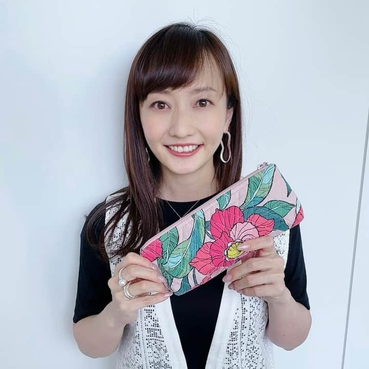 テレビ朝日アナウンサー公式さんのインスタグラム写真 - (テレビ朝日アナウンサー公式Instagram)「島本真衣 アナの仕事に欠かせないアイテムは？ 「ペンケースです。スタッフの方に数年前ハワイのお土産でいただいて以来大切に使っています。 ボールペン、蛍光ペンのピンク、水色、黄緑、修正テープ、大小の付箋は必ず入っています。」  #島本真衣 アナ #中居正広のキャスターな会　 #ハワイ の #ペンケース」5月14日 12時30分 - tvasahi_announcers