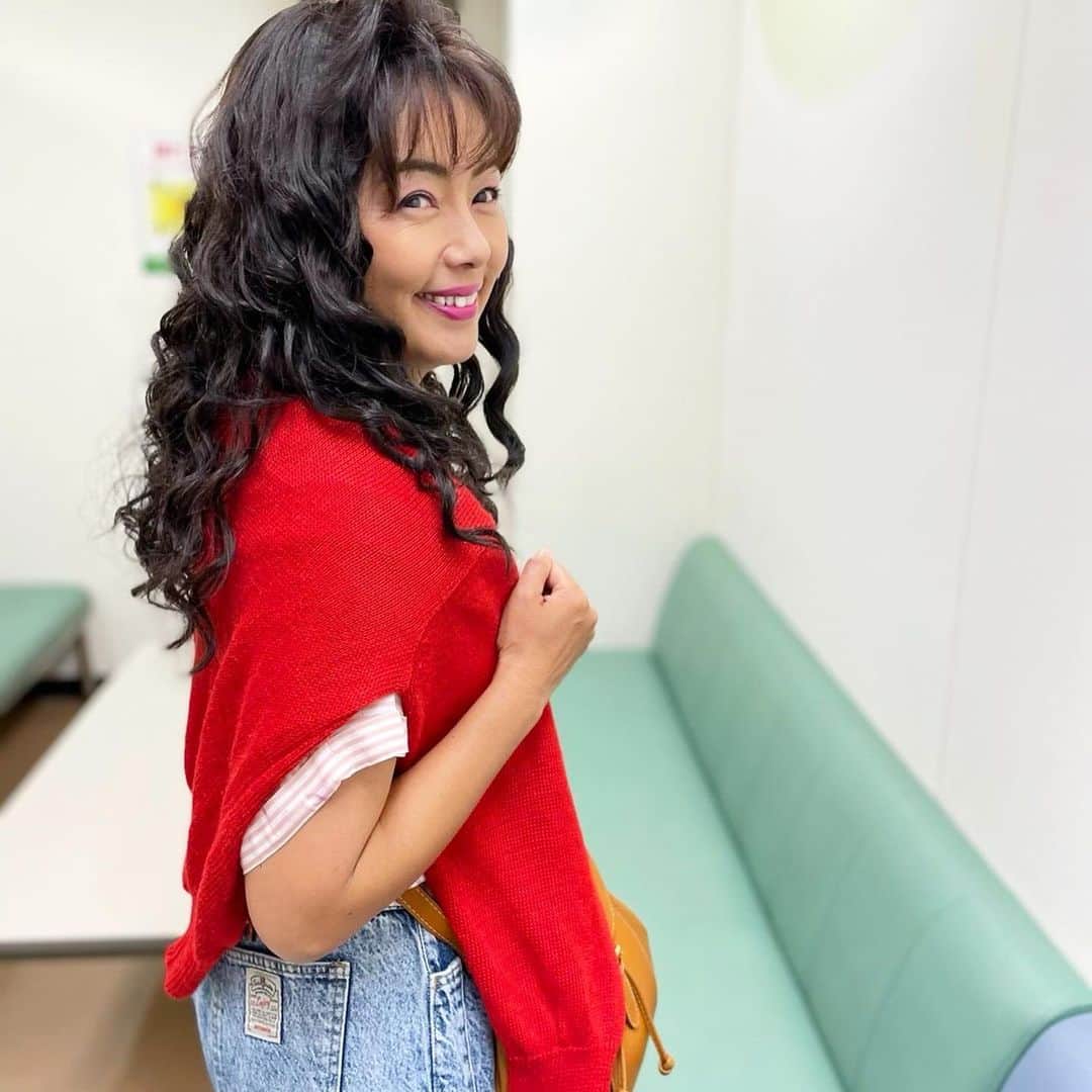 のインスタグラム：「本日放送のお知らせ📺  Eテレ「ワルイコあつまれ」 今夜22:00～22:30 または、 見逃し配信NHKオンデマンド(有料)で5/21までご覧頂けます✨  稲垣吾郎ちゃん、草彅剛くん、香取慎吾ちゃんが送る子どもも大人も楽しめる教育バラエティー📺  「バブルランウェイ」第２弾❗️ ８０年代後半に一大ブームを迎えた高原リゾートとは…⁉️ 大鶴義丹さんとバブル当時を再現😂こちらバージョンもバブリーで笑えるので、ぜひ見てねー❗️  あっしー、めっしー、みつぐくん💛ひゅーひゅーだよーー🤩  #ワルイコあつまれ  #バブルランウェイ  #バブル #ソバージュ  #diorの口紅  #バブリー  #80年代  #リアル世代」