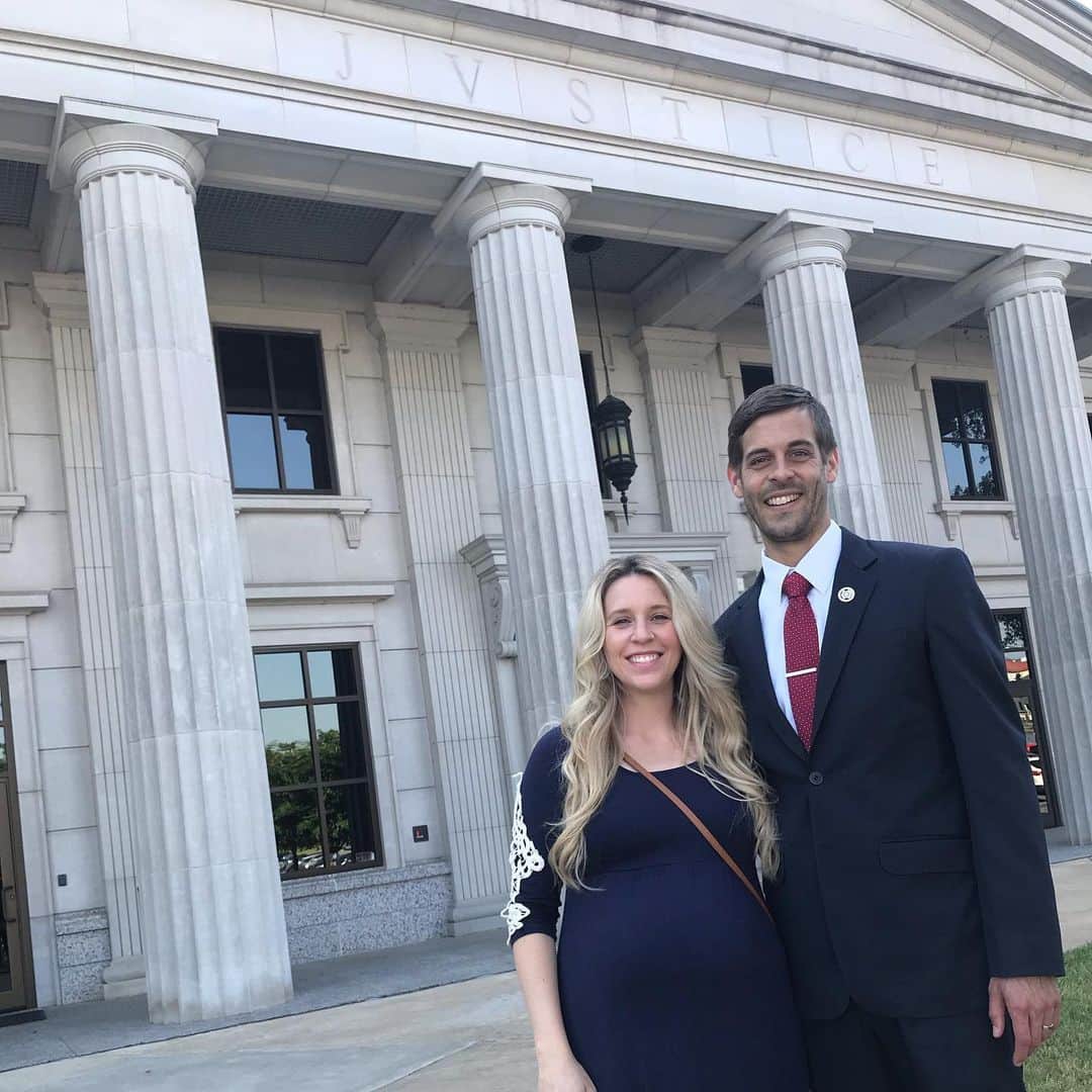 デリック・ディラードのインスタグラム：「Today was a great day!  I was sworn in as a licensed attorney in the state of Arkansas.  I couldn’t have done it without the support of so many, but especially my God and my lovely bride, @jillmdillard who has been there for me through it all.  I am eternally grateful. #attorney #law #arkansas #supremecourt」