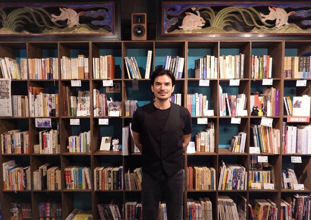 尚玄のインスタグラム：「My interview on @eiga_pia.  先日「#猫の本棚」でお話させていただいたインタビューの前篇がアップされました。 #樋口尚文 さんのおかげでとても素敵な記事になりました。ありがとうございました。  >「ぴあ」アプリ連載の〈銀幕の個性派たち〉第82回で、主演作『#義足のボクサー』の公開を控える尚玄さんにインタビューしました。今回はその前篇。大変感慨深いお話を伺うことができました。  実は尚玄さんはずっと以前から存じ上げていて、なぜか素敵なお母さまもご一緒にお茶の時間を過ごしたこともあるのですが、海外でモデルとして活躍されてきたスマートな面立ちと誠実なお人柄にふれては「いつか存分に活躍できる作品に出会ってほしい」と思っていました。『義足のボクサー』は、そんな尚玄さんが企画から始めて8年がかりで実現した力作です。  インタビューは、神保町「猫の本棚」の静かな環境で行ったのですが、予定を超えてずいぶん長い時間お話ししてしまいました。ぜひご高覧ください。  #Shogen #Actor #俳優  #Boxing #Movie #Film #Japan #Philippines #Okinawa」