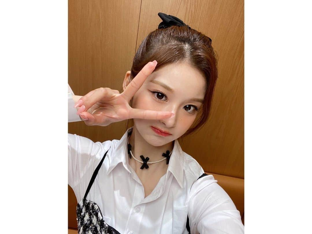 NMIXXさんのインスタグラム写真 - (NMIXXInstagram)「사랑은 뭘까~?!??  #NMIXX #엔믹스 #설윤 #SULLYOON #설윤스타그램 #NSWER #엔써  #릴레이댄스어게인 #What_is_Love?」5月14日 13時20分 - nmixx_official