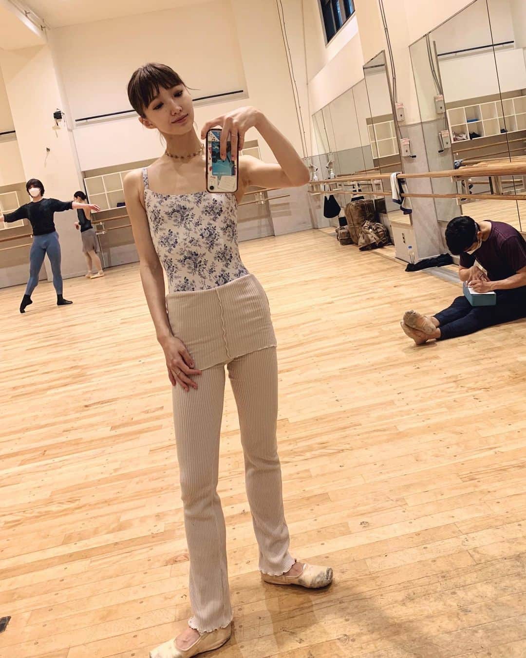 飯島望未のインスタグラム：「My current faves.  Leopard and knit pants  From @levdance   #お腹冷えない」