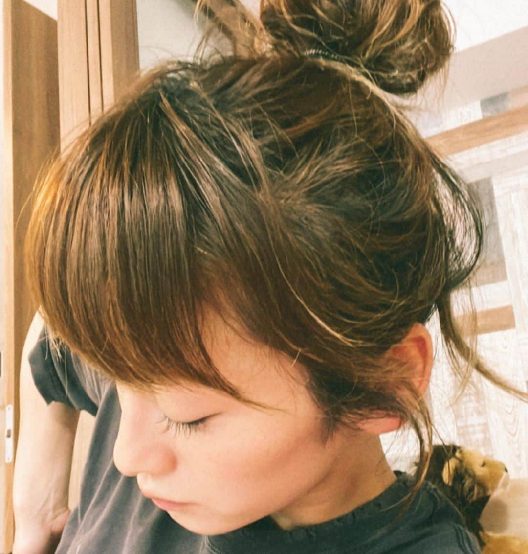 西山茉希さんのインスタグラム写真 - (西山茉希Instagram)「湿気による癖強化による モヤモヤによるチョキチョキ。  #気分転換 #前髪カット  まぁ、 浮く。  生え癖、 好かず。」5月14日 14時24分 - maki.nshiyama50