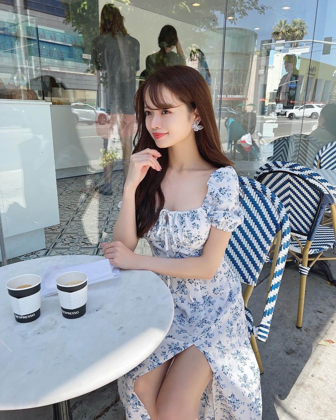 のインスタグラム：「𝒜𝓇𝓉𝑒𝓁𝒾𝒸𝑒 𝒫𝒶𝓉𝒾𝓈𝓈𝑒𝓇𝒾𝑒🦋 @artelicela   お気に入りのパティスリーで ティータイム☕️💞お店の方優しくて いつもマカロンプレゼントしてくれるの🥰 　  最近、さらに紫外線が強くなったロサンゼルス😵西海岸の紫外線って日本と比べ物にならない程強烈です☀️☀️  そんな紫外線の下でもお肌の状態をキープできているのは日本にいる時から通っていた @dahliagsc のケアのおかげ🥹💞 今も帰国する度に欠かさず通っています🫶🏻 　  そんないつも通っているダリアさんのサイトで体験コラムを書かせて頂いたので是非チェックしてみて下さい🥰  ストーリーにURLを載せます💐 　  dress @sheinofficial @shein_japan  no. 8026567  Coupon Code：SSV5004 (extra 15%~20% off, valid until 6/30)  earring @thehany_official   #春コーデ#プチプラファッション#シーン#shein#ケーキ屋さん#パティスリー#カフェ巡り#ティータイム#美肌#美白#artelicepatisserie」