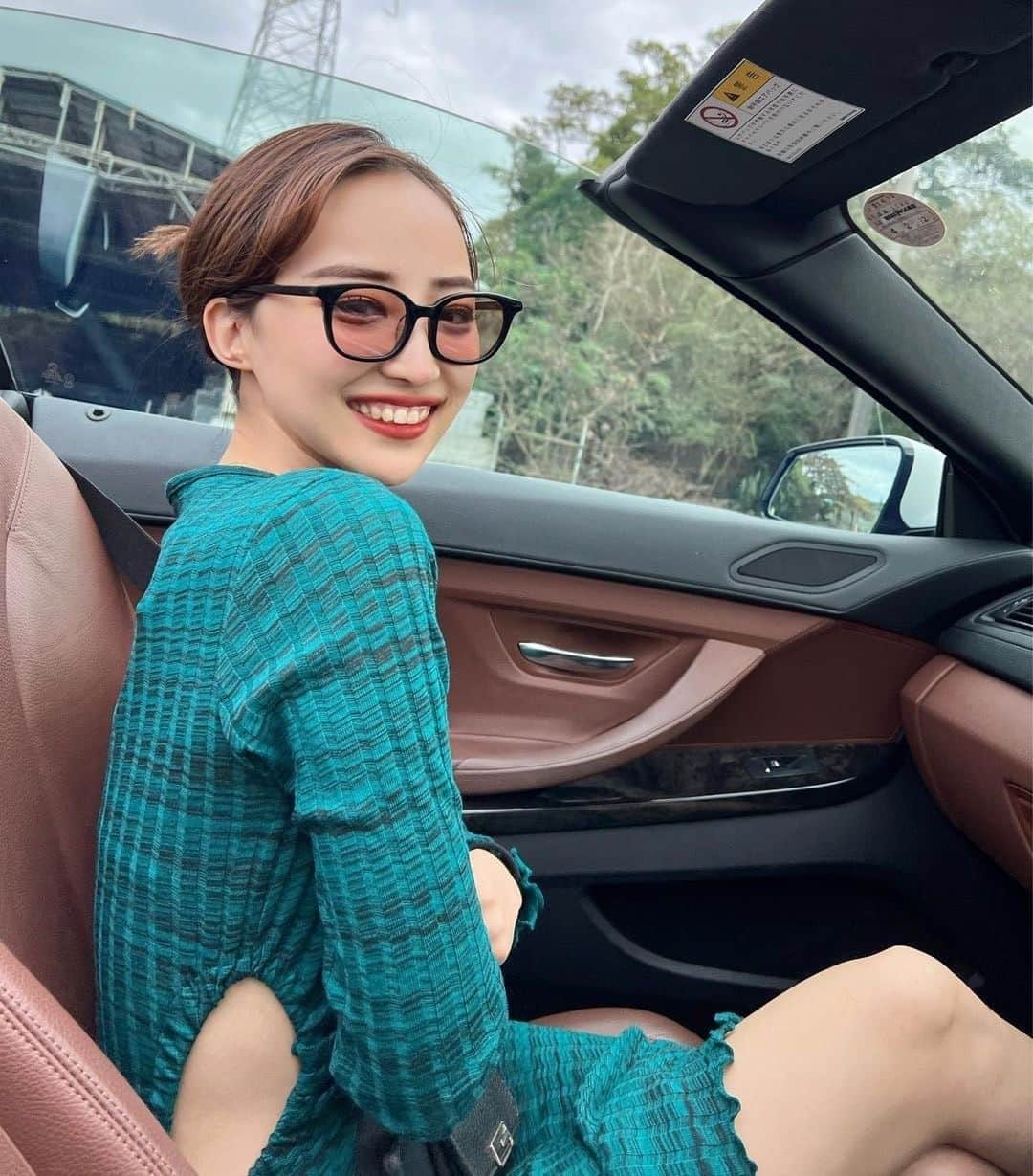 美女naviさんのインスタグラム写真 - (美女naviInstagram)「【美女navi ☻*】ドライブ日和🚗 * * 今回ご紹介させていただく方は❤️ EmilyKanda さん ▶️▷ @t12345vxq * * # Repost . . ドライブ日和だった〜🚗 風ででこっぱち😂相変わらず広いでこ😅 . . EmilyKanda さん のアカウントには 他にも素敵な投稿が(*´﹀`) ぜひ覗いてみてくださいね🧡 * * * 美女navi掲載希望の方は⇒ @bijo_navi ❤️と # ビジョナビ タグ付け * 10代限定姉妹アカウント 美少女navi掲載希望の方は⇒ @bishojo_navi 💛と # ビショウジョナビ タグ付け * お願いします✨✨ * * 次回もお楽しみに...😍 * * #ヘアスタイル #ドライブ #naturalbeauty #howto #女子力アップ #お出かけ #メガネ女子  #お団子ヘア #ヘアアレンジ #メイク #女子旅 #ナチュラルメイク #赤リップ #おしゃれ女子 #大人可愛いコーデ #カジュアルファッション #デートコーデ #大人メイク #さらさらヘアー #スタイル抜群 #オトナ女子コーデ #オトナ可愛い #デートコーディネート #ドライブ女子 #振り向き美人 #横顔美人」5月14日 15時00分 - bijo_navi