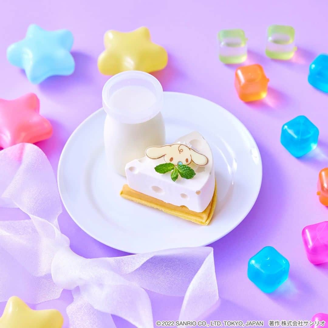 Sanrio Purolandさんのインスタグラム写真 - (Sanrio PurolandInstagram)「୨୧ シナモロール20周年アニバーサリー限定のスイーツをご紹介✨  - 「みるくの小さなチーズケーキとバナナミルク」 🍌🍼  ミルクボトルに入ったバナナミルクとみるくみたいに小さなチーズケーキのセット！  ワッフルの上にのった程よい酸味の濃厚チーズケーキと甘いバナナミルクの相性はバッチリだよ☆  - 食べてみたい！と思った人は【🧀】の絵文字で教えてね💕 - #サンリオピューロランド #sanriopuroland #ピューロランド #ピューロジェニック #ピューロ #サンリオ #テーマパーク #サンリオ好き #シナモンフレンズ #みるく #推し事 #スイーツ #推しのいる生活 #可愛いものが好き #ピューロ写真部 #ゆめかわ #ゆめかわいい #KAWAII」5月14日 15時00分 - purolandjp