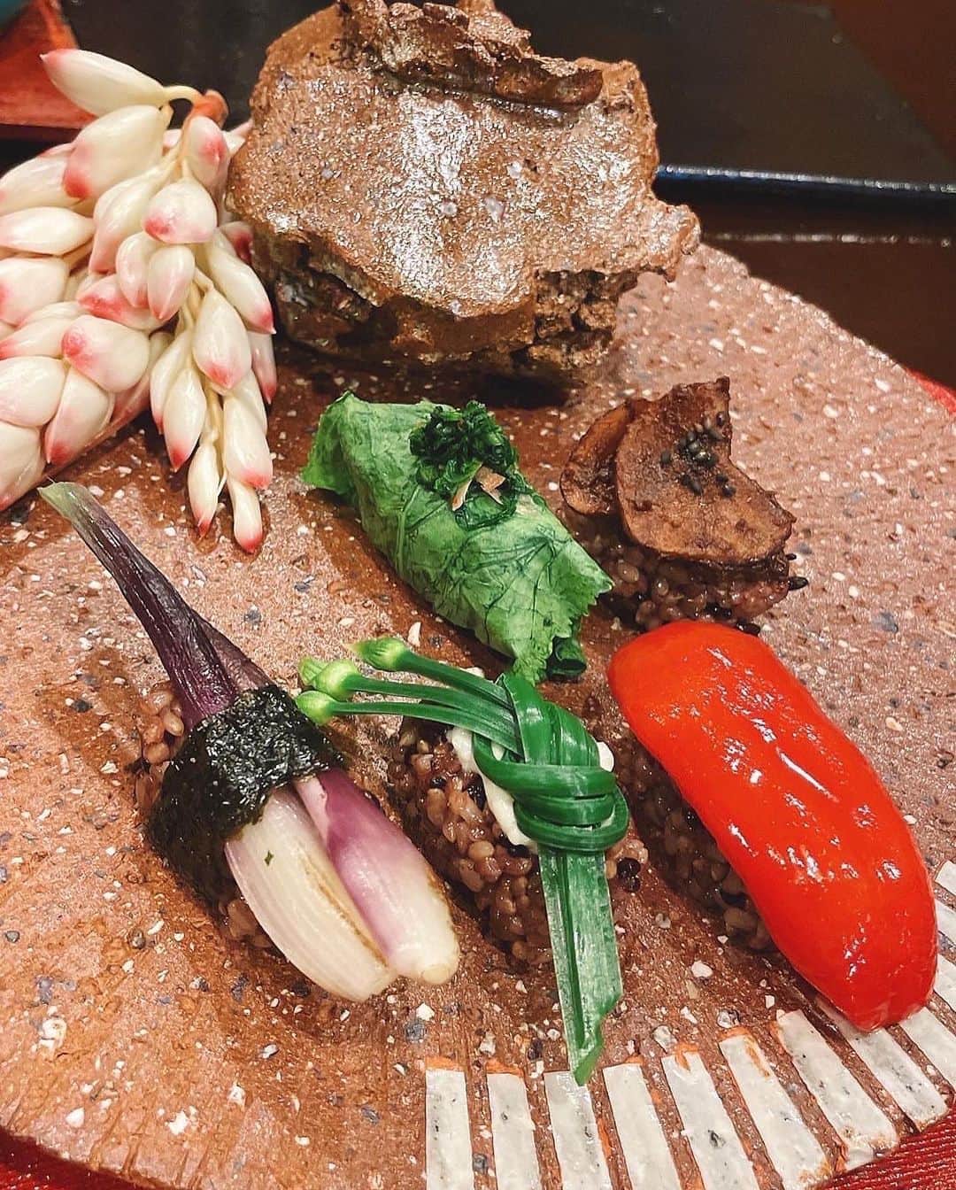 鮎河ナオミのインスタグラム：「沖縄でめちゃくちゃ感動した、1日1組限定のレストラン、陶冶処「風庵」♡  このお店のメインは『器』屋さんです🍶  読谷山焼 大嶺工房の大嶺實清氏 の『器」に惚れ込んだオーナーのご夫婦が、その『器」の為に作った伝統的な沖縄料理のフルコースでもてなしてくれます🙌  出し汁を重視したお料理は、ご近所の農家さんの朝採り野菜をたくさん使っていて、上品で深みがあり、旨味たっぷり♡  美味しいお料理と、最高なおもてなしと、見ているだけで楽しい器たち♪  風庵に行く前に、陶芸を体験したり、やちむん市場に行ったりして、色んな器を見ていたからこそ、お店で使われている器一つ一つが本当に素晴らしいものばかりだと実感🥺✨  そしてペアリングで頂いた泡盛も最高に美味しかったーーーー！ 店主に勧められて、半分に切ったパッションフルーツに泡盛を注いで頂いたのですが、これがまた絶品😍  風庵に行くためだけに、また沖縄に行きたいくらい、素晴らしいお店でした🙏❣️」