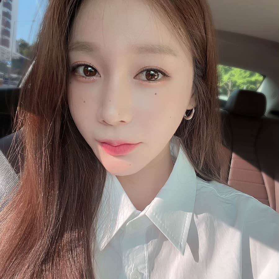 ハン・ジウンのインスタグラム：「요즘 메이크업 열심히 하고 다님💄🪞✨👗👠」