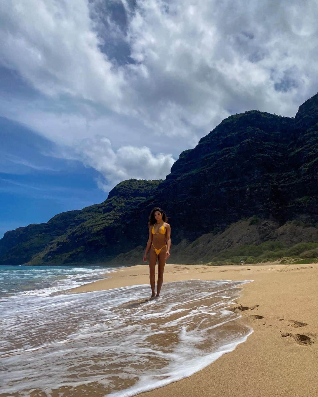 キラ・サントーロのインスタグラム：「Is there heaven up there? Cause it’s heaven down here.」