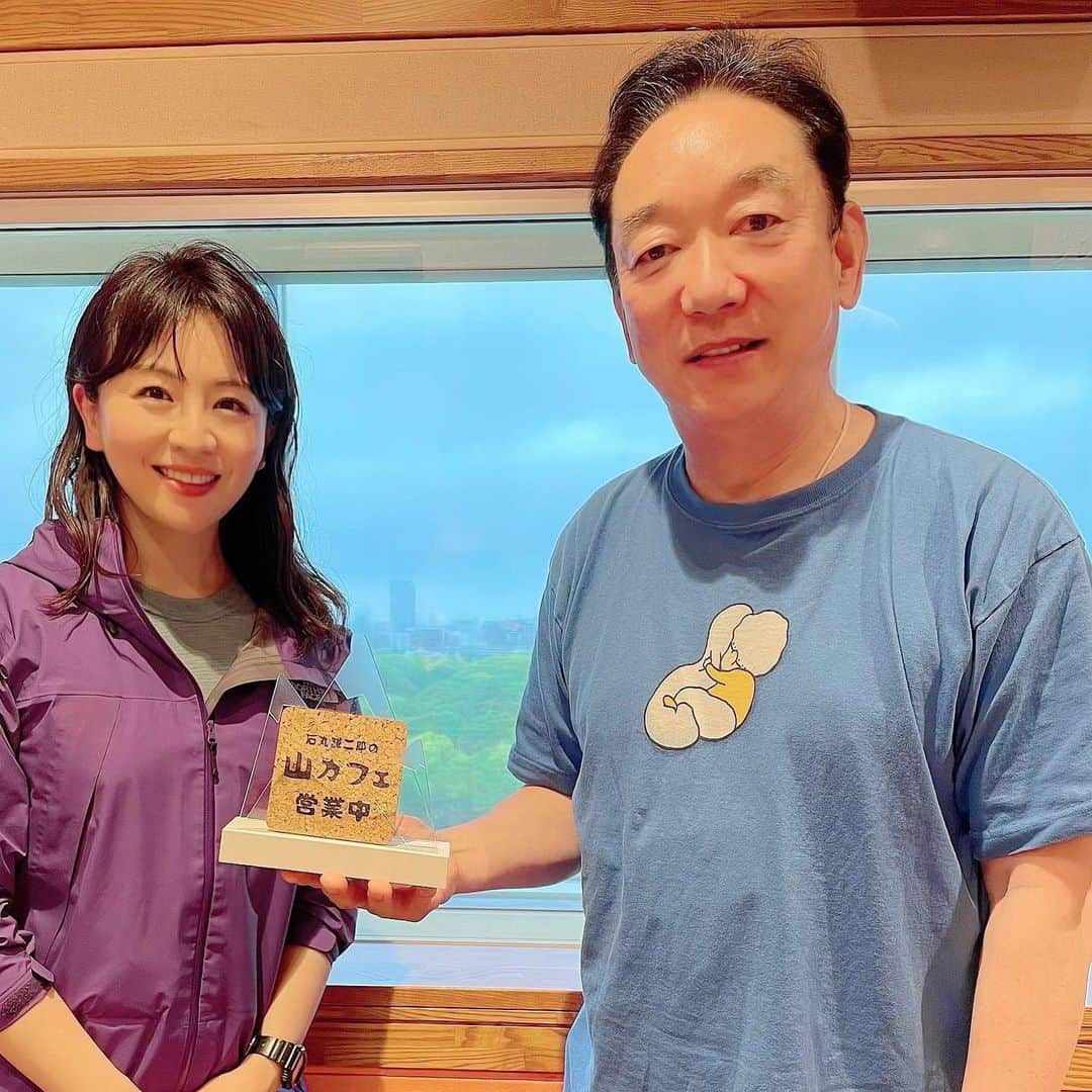 大橋未歩さんのインスタグラム写真 - (大橋未歩Instagram)「石丸謙二郎さんと✨  声を使うお仕事の先輩として また山登りの先輩として そして人としても 尊敬する石丸謙二郎さんと ラジオで時間をともに できて嬉しかったです✨✨ 山本アナウンサーも有難うございました✨  いつかまた 山でお会いできたらそれも 素敵ですね🌸  また山に「苦労の自作自演」笑をしに 行きます😉  リスナーの皆さま、たくさんメッセージもくださり 有難うございました☺️ 携行食にアップルパイや練乳も持って行ってみようかな😉  #山カフェ #石丸謙二郎 さん #世界の車窓から ならぬ #NHKの窓からw #らじるらじるで聞き逃し配信中 #登山 #歩山」5月15日 1時20分 - o_solemiho815