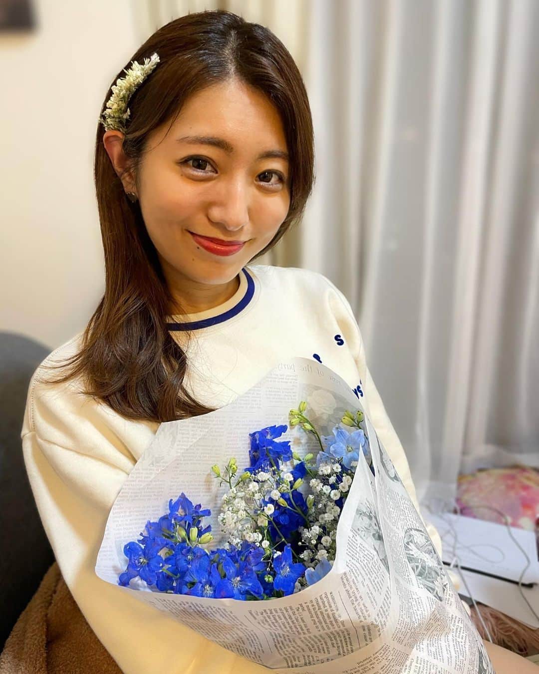のインスタグラム：「💐 . 500投稿目👏 これからも変わらず宜しくお願いします🥰 ブルベと分かった途端、 身の回りに青が増えてきました💙 お花屋さんでもついつい 青色のお花ばかり注文しちゃいます💠 単純です。笑」