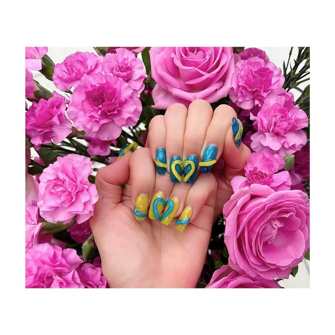 のインスタグラム：「今しているネイル💅はウクライナ🇺🇦❤️ 先日ウクライナにご寄付もさせて頂きましたがやはりウクライナ🇺🇦の事が常に頭のどこかにあります… そして爪を合わせハートにする事で私も頑張ろう❗️と思えるのでこちらのネイルにして良かったです🇺🇦❤️ 素子先生💕いつもありがとうございます☺️ @estrellatora   #ウクライナネイル#ウクライナ#ネイル#ウクライナ応援ネイル#nail#nailart#ネイルアート#神田うの#unokanda#うのネイル」