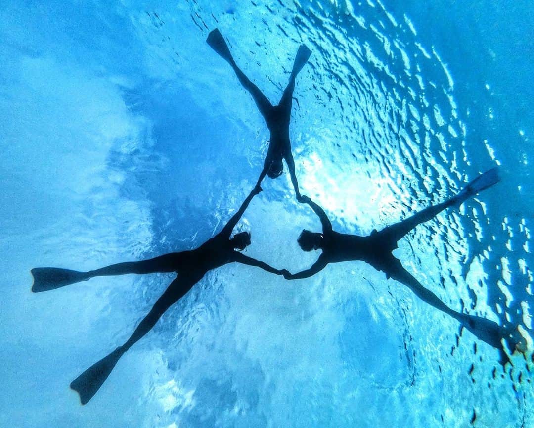 NAHOのインスタグラム：「♡🏝🤝🤝🤝🏝♡ . . 座間味きて1番最初に泳いだ日の想い出🐠💋 潜るのはもちろん大好きだけど♡ なんもしないでなーんも考えないでただぷかーって海に身を任せて太陽見てるのも大好きっ🌞❤️ 海の中きもちよすぎたなーあ💓 . . . #NAHO #nature #naturelovers #photography #beach #beachlife #okinawa #zamami #zamamiisland #sea #okinawalife #座間味島 #座間味ブルー #慶良間ブルー #シュノーケル #海 #ビーチ #沖縄移住 #古座間味ビーチ」