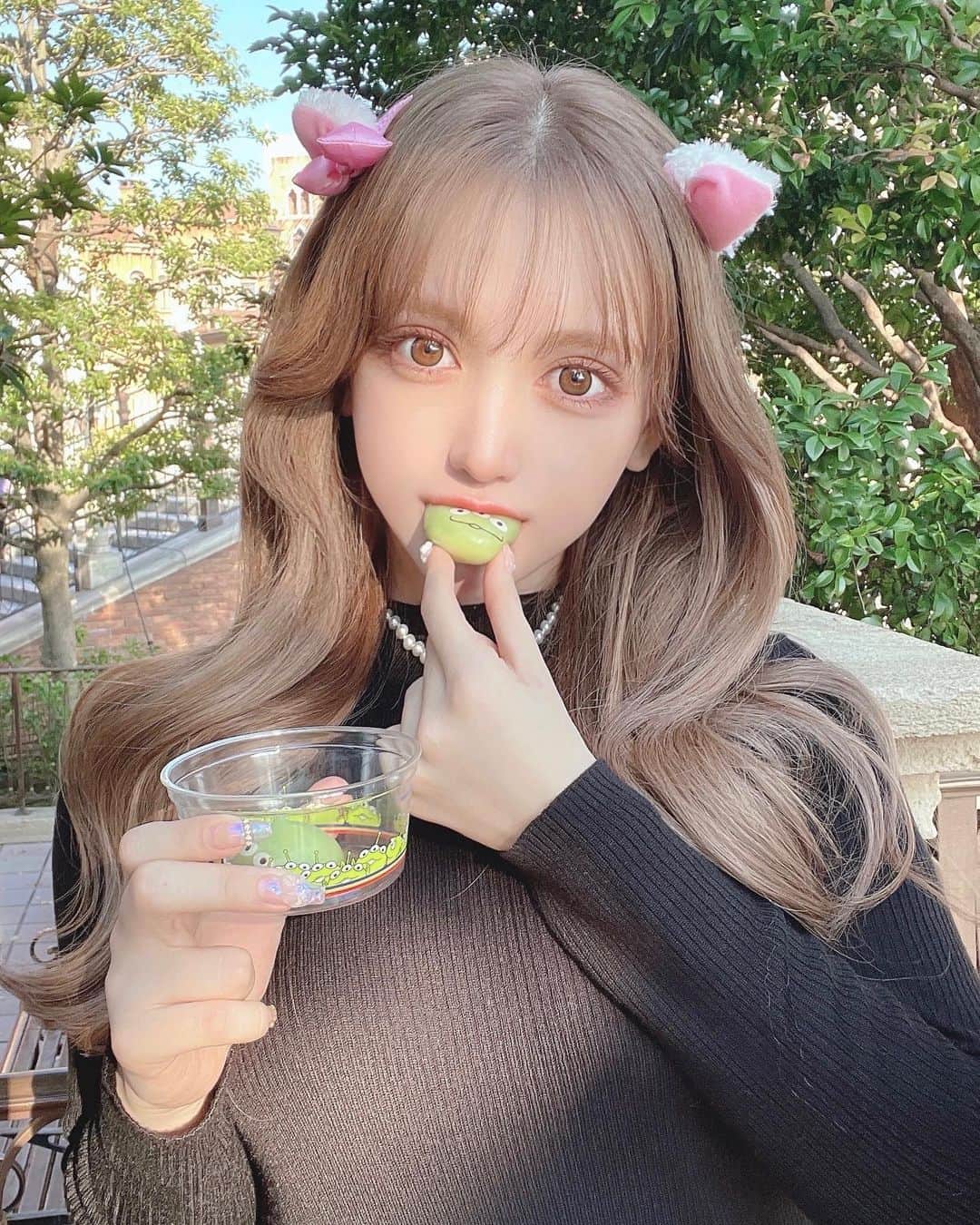 _lulushuのインスタグラム：「disney ~🎠🎀  レンズ見ただけでも盛れるのわかるくらいかわいすぎるデザイン😵‍💫!ちゅるんってなる エバーカラーって１日中つけてても付け心地良すぎて目が疲れないからだいすきෆ  ̫ ෆ @morecontact_official #カラコン#カラコンレポ#エバーカラーワンデー#エバーカラーワンデーナチュラル#sponsoredbyevercolor#パールベージュ#モアコン#カラコン買うならモアコン」