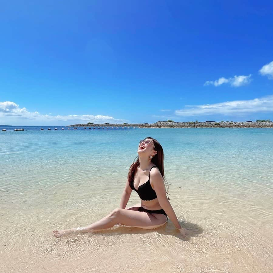 平井喜美のインスタグラム：「むちこon the beach🦭🌴💙 ⁡ ⁡ ⁡ 相当たのしかったごようす𓇼 ずっと欲しかった、まるでMARYSIAみたいな🤫 水着をH&Mで発見♡♡♡ これでもうよいな🤭 ⁡ ⁡ ⁡ 写真はシェラトン沖縄のプライベートビーチ⛱ 肉眼でお魚🐠達がみえるほど 透明感抜群でした♡  夏が待ちきれないね♡♡♡ #hm」