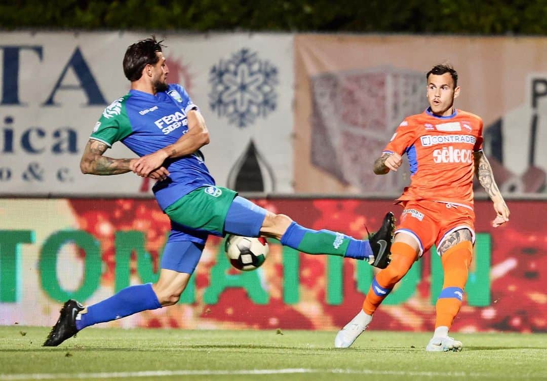 のインスタグラム：「⚔️Una partita alla volta… …fino alla fine⚔️ • • #feralpisalò #playoff #seriec #verdeblue #partita #dream #calcioitaliano #passione #disciplina #oneheart」