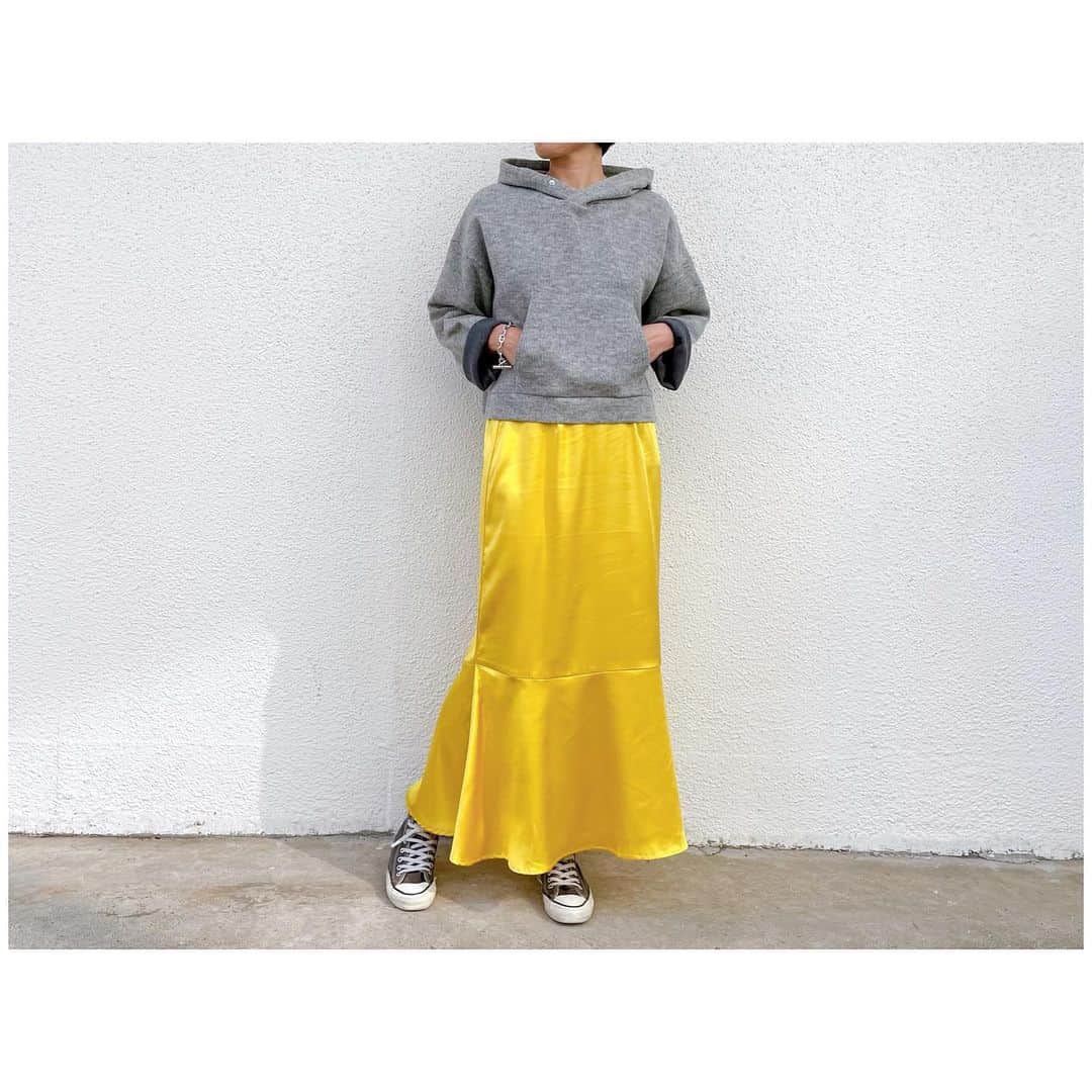 李ヒャンのインスタグラム：「Tops/ KNIT PARKA Skirt/ MARMAID SKIRT 発色の良いサテンスカート。 黄色は特に色味が落ち着きがちな秋冬にぜひ取り入れていただきたいお色。 裏地付きで通年着ていただけると思います。  ウェストゴムでスッキリしたマーメイドシルエットなので短めなニットパーカーと合わせてもざっくりサイズはVネックスウェットやビッグカーディガンと合わせても👍 柔らかい雰囲気のピーチ、落ち着いた雰囲気のシャンパンの3色です。  *特典ありの予約会は16日(月)21時までです。 #fashion #style #knitparka #marmaidskirt #herfee #herfee2022aw #herfee_official」
