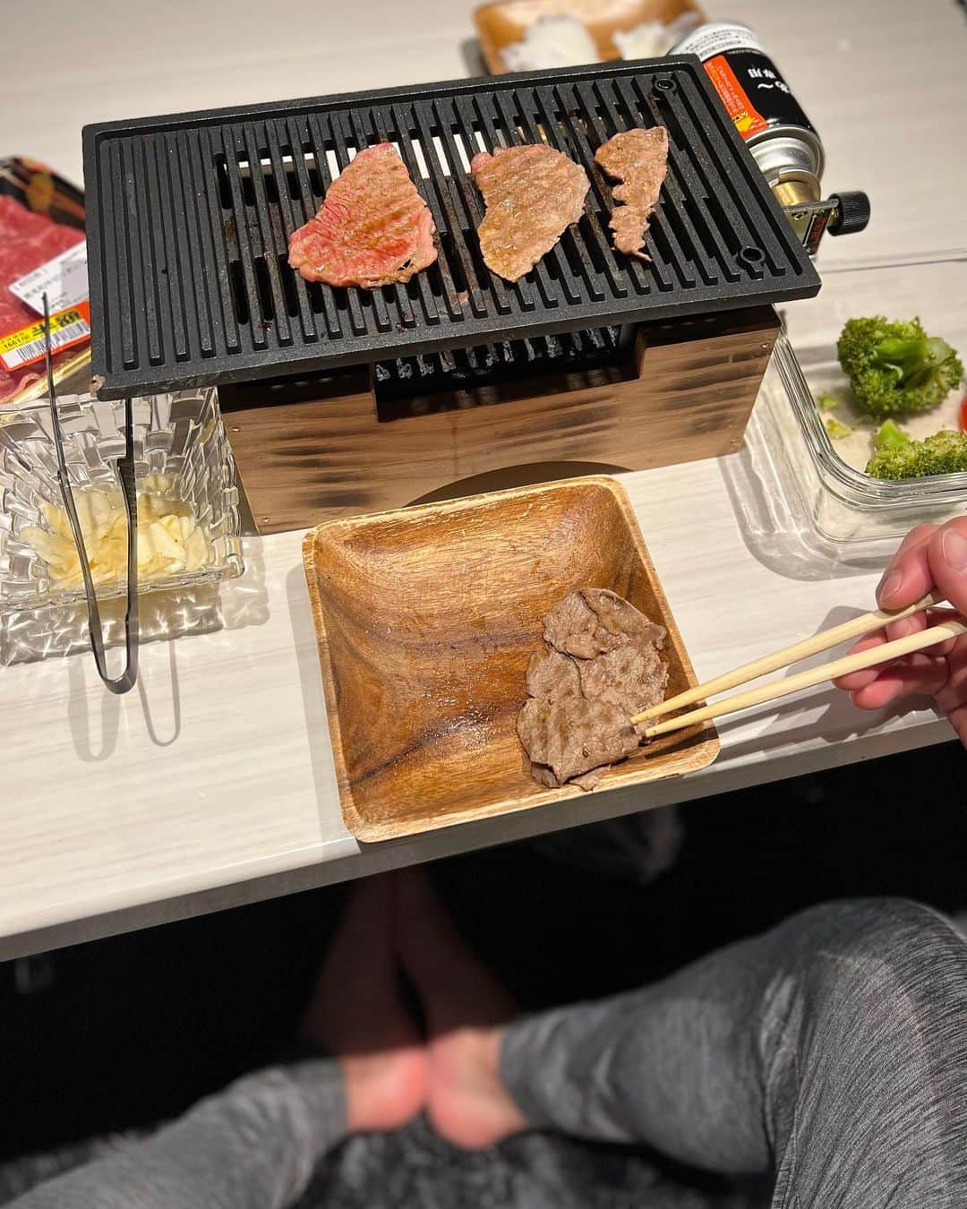 樽美酒研二さんのインスタグラム写真 - (樽美酒研二Instagram)「最近半額シールを貼る時間帯を把握してきたぜ🤨✨にしてもお肉の（他にも色々）値段がどんどん上がってるのは気のせいかしらねぇ。。😓やだなぁ」5月14日 20時22分 - ketsu.no.kamisama