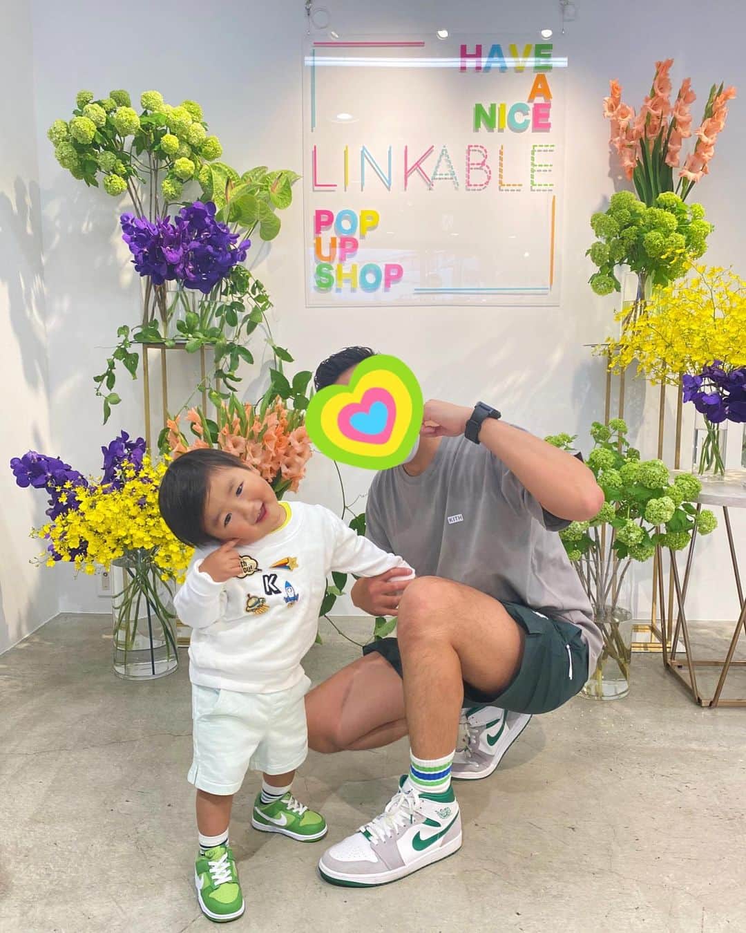 Mai Wakimizuのインスタグラム：「今日は主人と息子が遊びに来てくれました♡鰻重の差し入れ持って来てくれて、一気に疲れ吹っ飛んだ♡笑 僕ちんとおじさんでハイっポーズ＼(^o^)／ #1歳9ヶ月#1歳男の子」